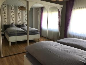 道恩Ferienwohnung Eifelluft的一间卧室配有两张床和镜子