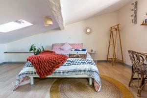 瓦朗斯Duplex lumineux 2 chambres centre zone piétonne的一间卧室配有一张带红色和蓝色毯子的床