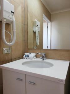 奥克兰奥克兰机场酒店 的浴室设有白色水槽和镜子