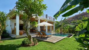 艾湄湾阿迪别墅酒店的一座带游泳池和房子的别墅