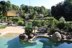 米申海滩利库拉旅馆的庭院内一座带岩石的游泳池