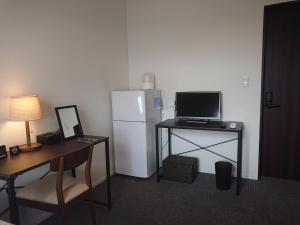 二世古乌诺宾馆的客房设有带冰箱的书桌和带电脑的桌子。
