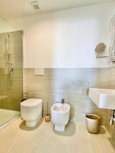 佩塔恰托Residenza B&B VistaMare的一间带卫生间和水槽的浴室