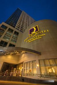 宿务Quest Hotel & Conference Center Cebu的前面有标志的建筑