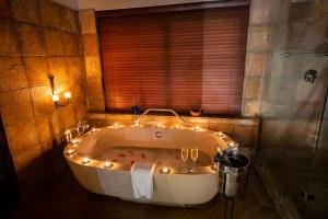 萨比沙禁猎区大象平原猎物酒店的浴室配有带灯的浴缸。