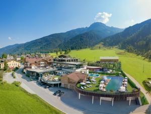 翁特陶埃恩Alpin Life Resort Lürzerhof的享有山区度假胜地的空中景致