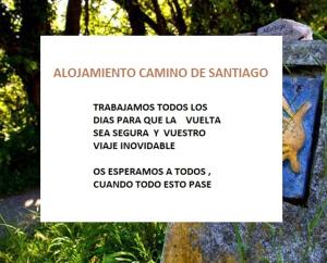 萨里亚Ático Camino De Santiago 2的石上一副松鼠照片的标志