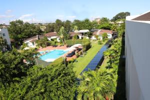 阿克拉皇家嘉年华酒店的享有带游泳池的度假村的空中景致