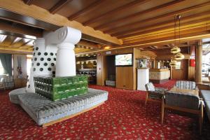 坎皮泰洛迪法萨葛罗曼酒店的一间大房间,配有沙发和电视