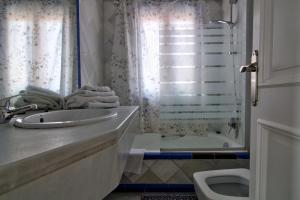 圣玛丽亚港Apartamentos Aloha2 El Puerto de Santa Maria的浴室配有盥洗盆、卫生间和浴缸。