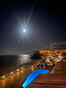 莫罗德哈布雷XQ帕拉赛特酒店的夜晚海滩与月亮的景色