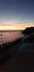 莫罗德哈布雷XQ帕拉赛特酒店的海上的日落,围栏和水
