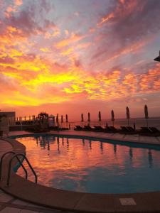 莫罗德哈布雷XQ帕拉赛特酒店的一座享有日落美景的游泳池