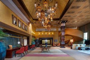 达沙 沙漠岛安纳塔拉度假酒店的带有吊灯的酒店大堂