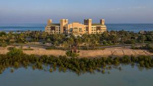 达沙 沙漠岛安纳塔拉度假酒店的水中岛屿上度假村的空中景观