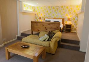 吉林汉姆查尔斯国王酒店的客厅配有沙发和1张床
