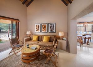 达沙萨巴尼亚岛奥沙希安纳塔拉别墅度假酒店的客厅配有沙发和桌子