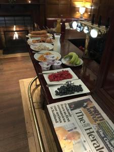 格拉斯哥Babbity Bowsters的自助餐,包括食物盘和报纸