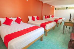 萨卡特卡斯OYO Hotel Meson de la Concepcion的一间设有三张红色和白色床单的房间