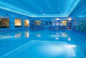 莱瑟姆-圣安妮达尔蒙尼酒店的蓝色灯光的酒店游泳池
