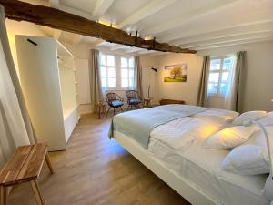 蒙绍Monschau-Auszeit: Historisch wohnen direkt am Bach的一间卧室设有一张大床,铺有木地板