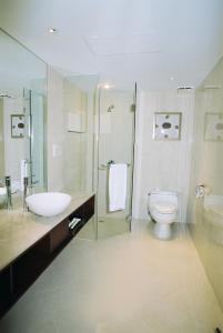 中和全家旅店 的浴室配有卫生间、盥洗盆和淋浴。