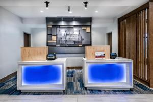 圆石城Holiday Inn Express & Suites Round Rock Austin North, an IHG Hotel的大堂设有2个前台和1台电视