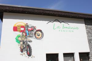 雷丹尼茨恩La Irmania Pension的建筑物一侧的摩托车壁画