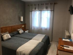 潘蒂科萨卡萨莫兰斯酒店的一间卧室设有两张床和窗户。