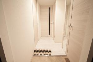 札幌Premiere N21 / Vacation STAY 7450的带步入式淋浴间的浴室的走廊