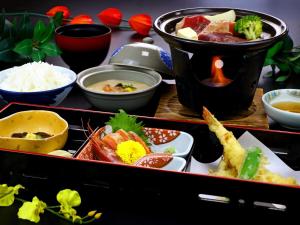 十日町Nomoto Ryokan Matsunoyama Onsen的桌上各种食物的托盘