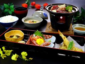 十日町Nomoto Ryokan Matsunoyama Onsen的托盘,托盘上放着不同种类的食物