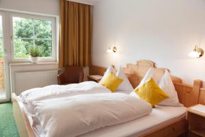 弗拉绍宋菲尔德假日酒店的酒店客房 - 带两张带黄色枕头的床