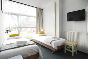阿姆斯特丹Stunning apartments close to Amstel river的带大窗户的客房内的两张床