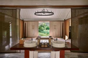 慕斯Kirimaya Golf Resort Spa - SHA Plus Certified的一间带两个盥洗盆和大镜子的浴室