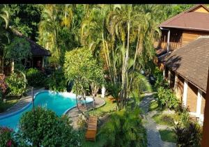 圣吉吉HOTEL BESAR BULAN BARU - Senggigi的享有带游泳池的度假村的空中景致
