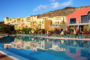 洛思坎加约斯冲浪公寓酒店的度假村前方设有游泳池的酒店