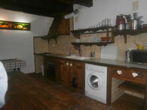 耶斯特Los Ahijaderos de Tus的厨房配有水槽和洗衣机