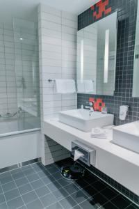 彼得罗扎沃茨克皮特尔酒店的浴室设有2个水槽和镜子
