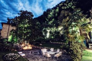 瓦尔玛德雷拉Boutique Hotel Villa Giulia的一个带桌椅的花园和一个山
