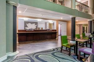 莫里斯维尔罗利达勒姆国际机场酒店奎因塔套房酒店的大堂设有绿椅等候区