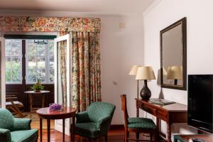 下布雷尼亚帕拉多尔帕尔马酒店的客厅配有椅子、桌子和窗户