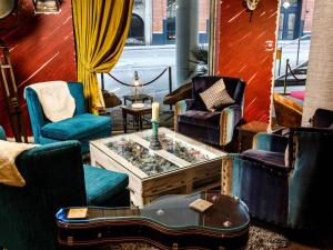 伦敦伦敦萨瑟克宜必思尚品酒店 - 博罗市场附近的带沙发和一张带蜡烛的桌子的客厅