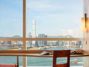 香港宜必思香港中上環的从窗户可欣赏到城市天际线的景色