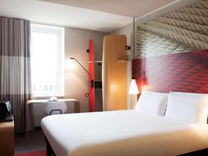 鹿特丹市中心宜必思酒店客房内的一张或多张床位