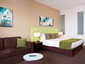 墨尔本加罗林温泉美居酒店客房内的一张或多张床位