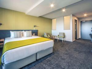 墨尔本加罗林温泉美居酒店客房内的一张或多张床位