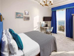 布莱顿海滨美居酒店客房内的一张或多张床位