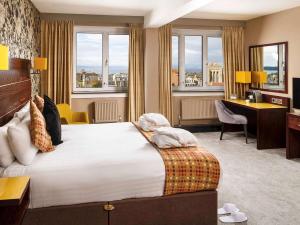 艾尔艾尔美居酒店的酒店客房设有一张床、一张书桌和窗户。
