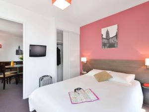 图卢兹圣西普里安爱达格公寓式酒店客房内的一张或多张床位